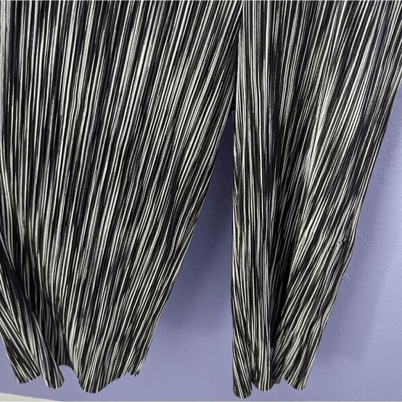 Coco's CloZet Jumpsuit Capris Wide Leg Romper Black & White Medium Deep V Neck - Picture 4 of 9